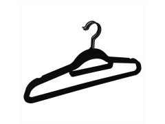 CINTRE PLASTIQUE NOIR SPACEO LOT DE 4